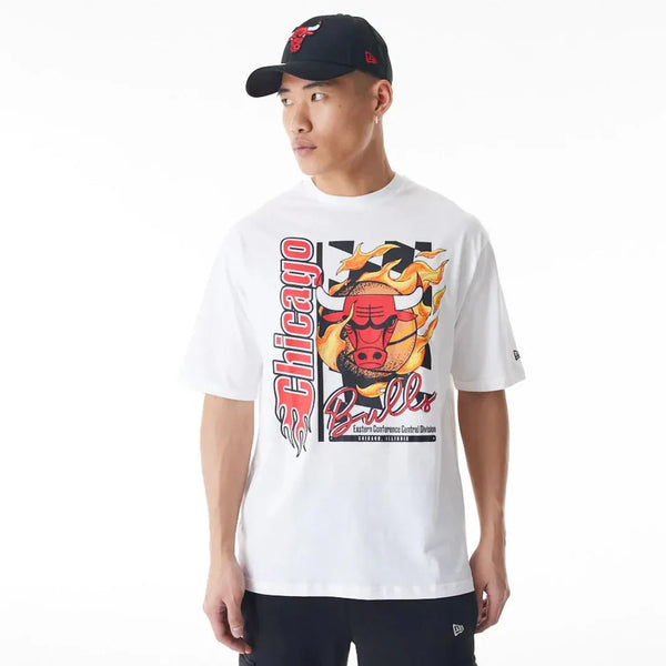 New Era Chicago Bulls NBA Flame Print White Oversized póló