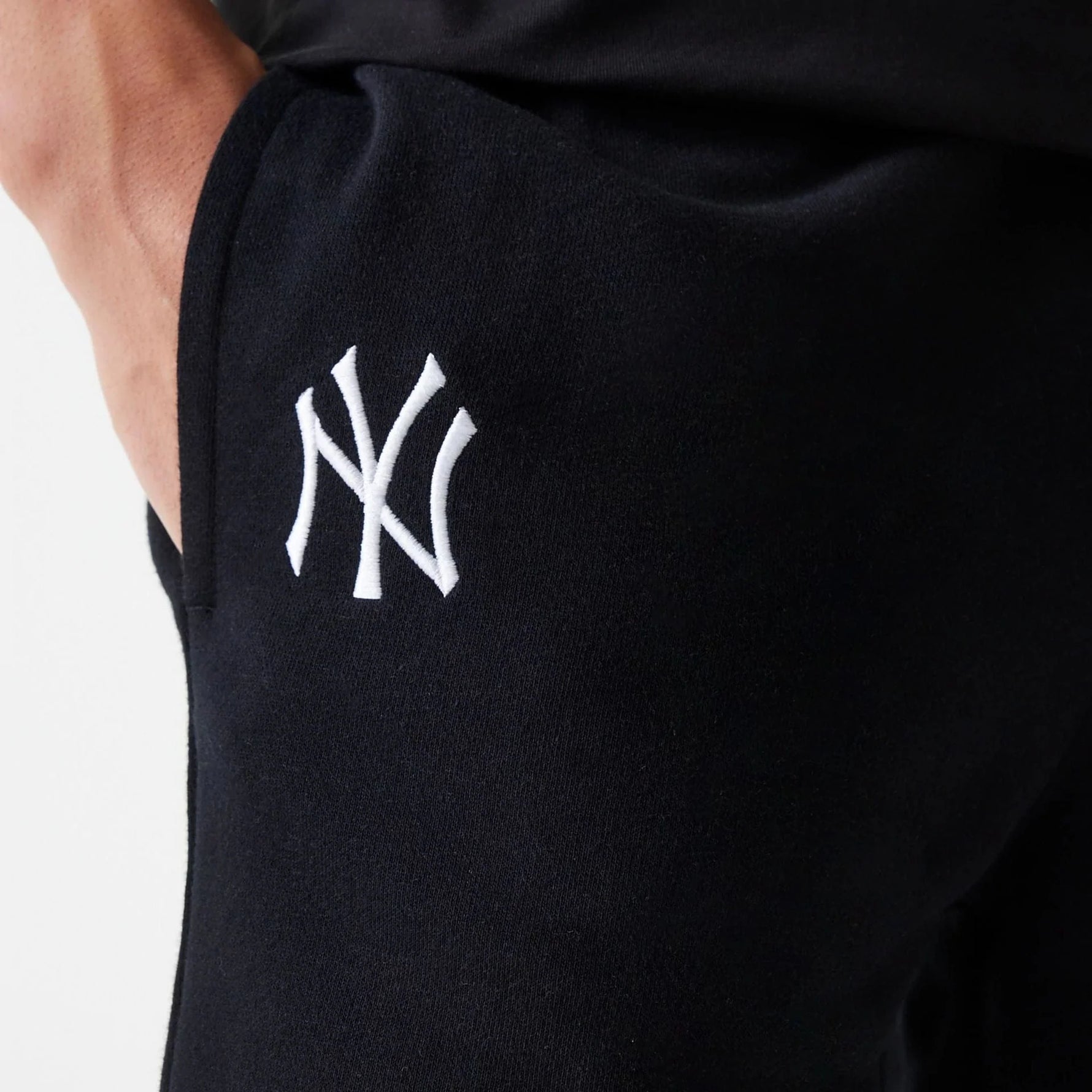 New Era New York Yankees MLB League Essential French Terry Black short