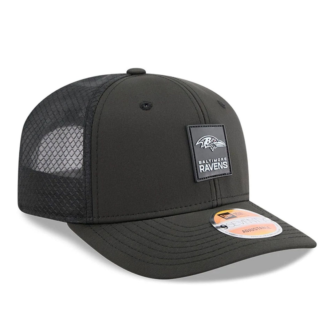 Baltimore Ravens NFL Sideline 2025 Black 9SEVENTY Trucker Stretch Snap Adjustable Cap - baseball sapka