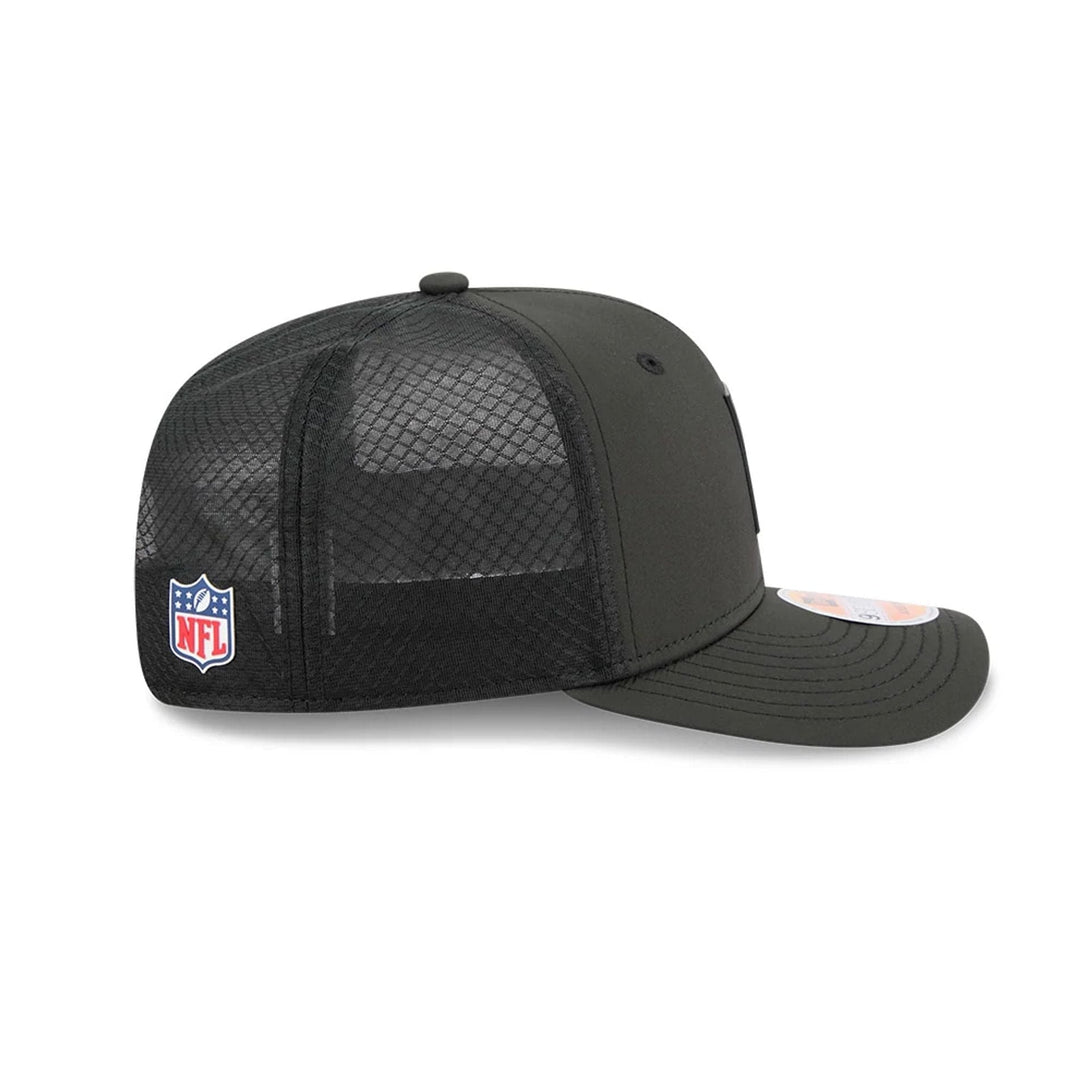 Baltimore Ravens NFL Sideline 2025 Black 9SEVENTY Trucker Stretch Snap Adjustable Cap - baseball sapka