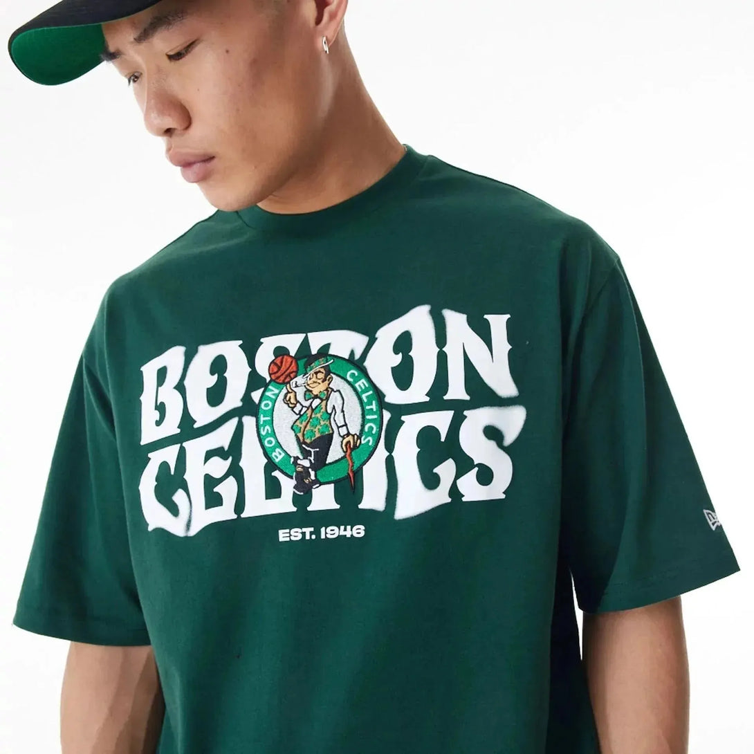 New Era Boston Celtics NBA Graphic Dark Green Oversized póló - Sportmania.hu