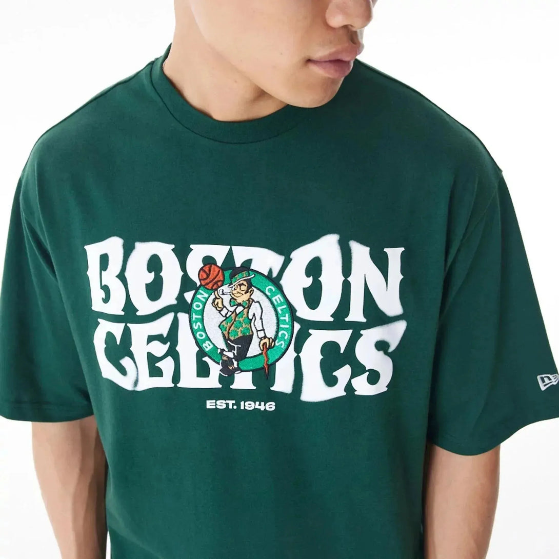 New Era Boston Celtics NBA Graphic Dark Green Oversized póló - Sportmania.hu