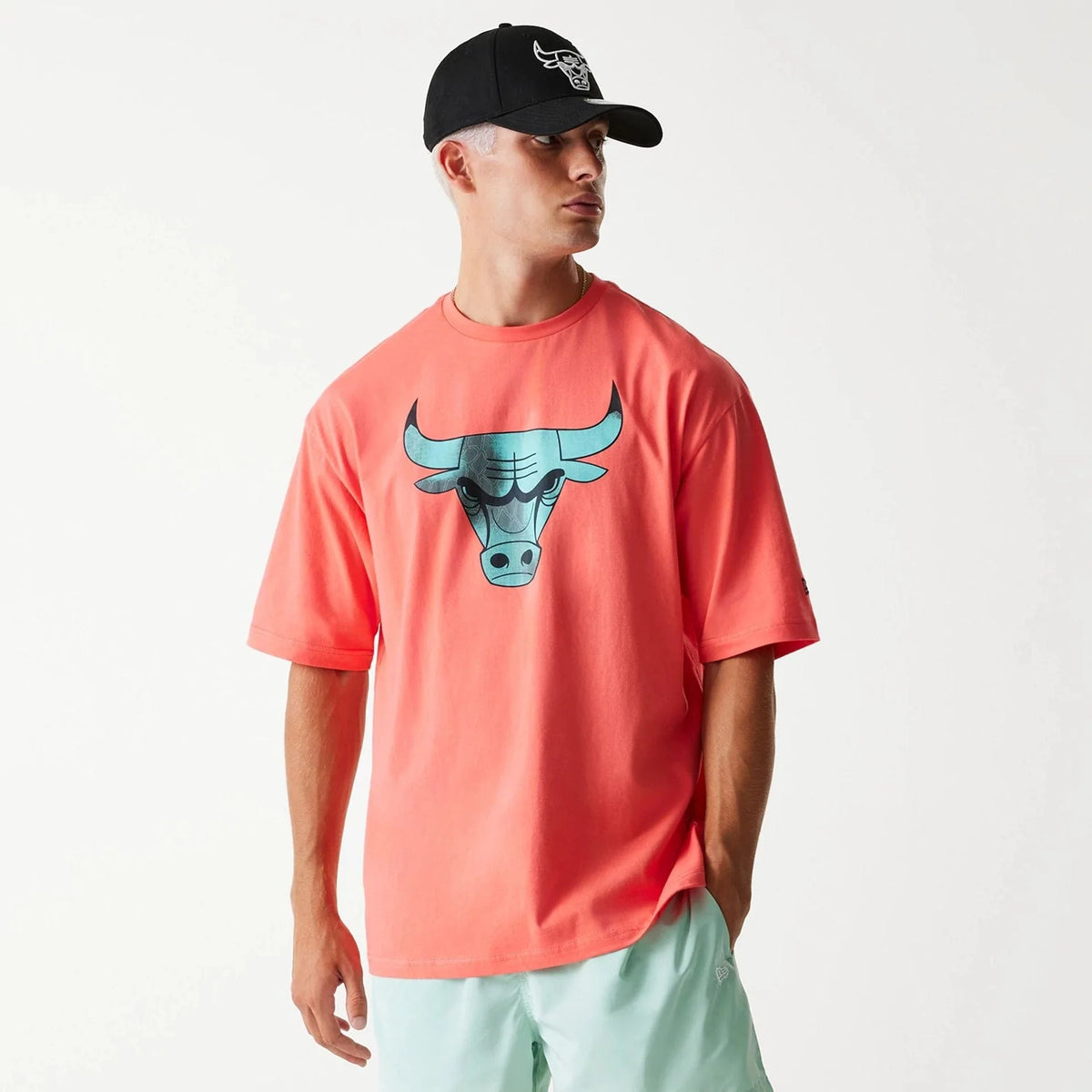 New Era Chicago Bulls NBA All Over Print Infill Pink Oversized férfi póló