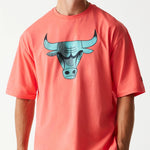 New Era Chicago Bulls NBA All Over Print Infill Pink Oversized férfi póló