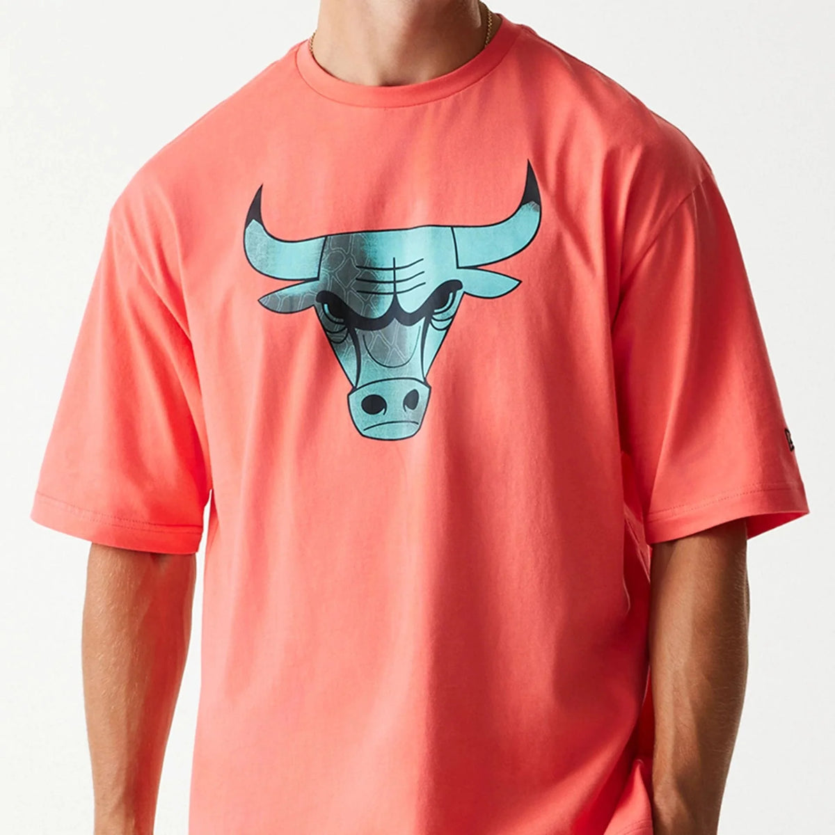 New Era Chicago Bulls NBA All Over Print Infill Pink Oversized férfi póló