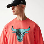 New Era Chicago Bulls NBA All Over Print Infill Pink Oversized férfi póló