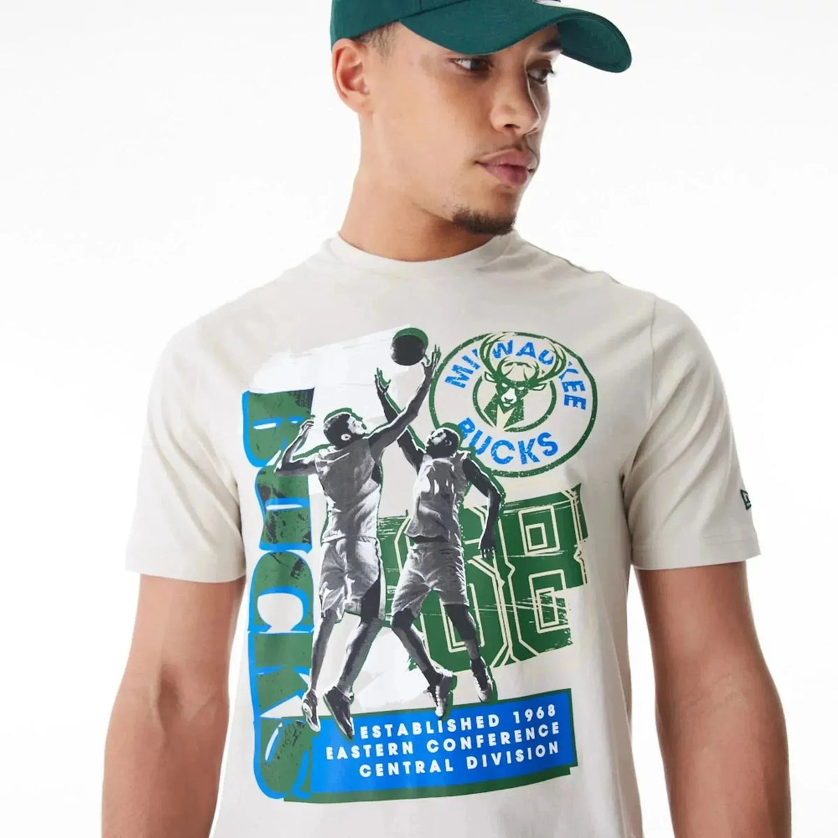 New Era Milwaukee Bucks NBA Player Graphic Cream férfi Póló