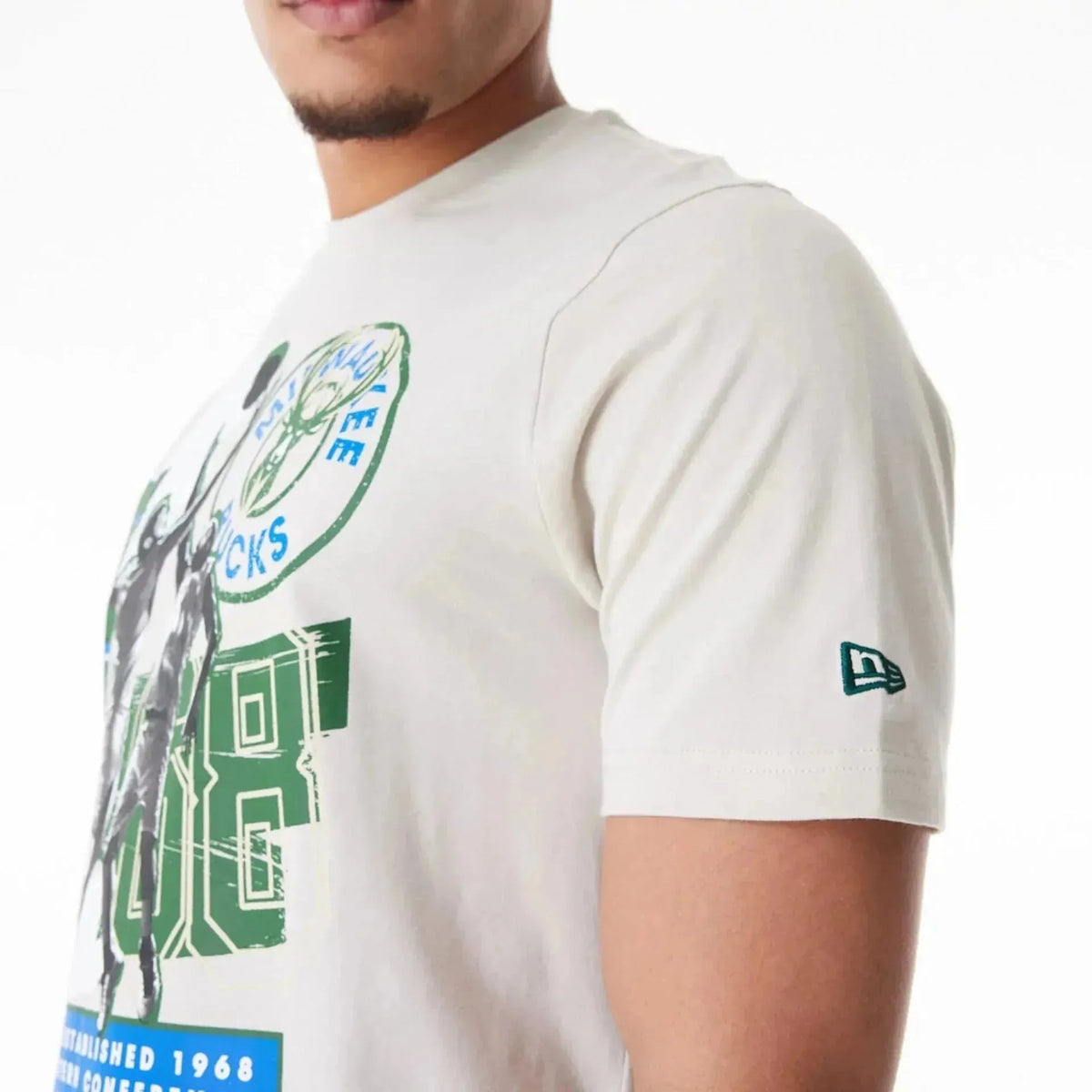 New Era Milwaukee Bucks NBA Player Graphic Cream férfi Póló