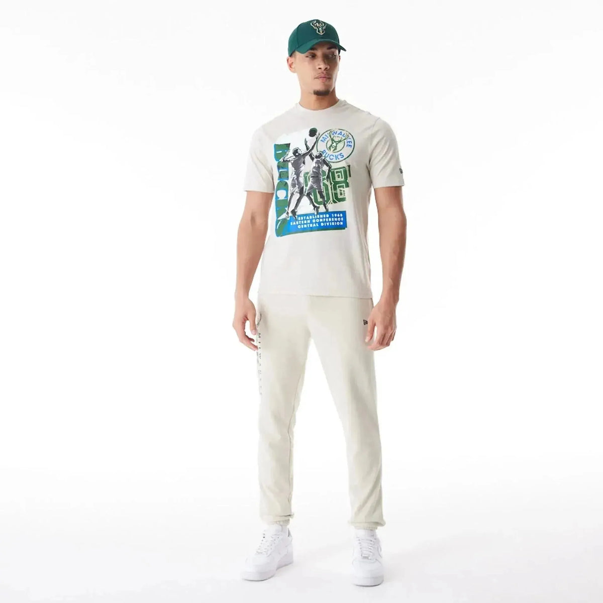 New Era Milwaukee Bucks NBA Player Graphic Cream férfi Póló
