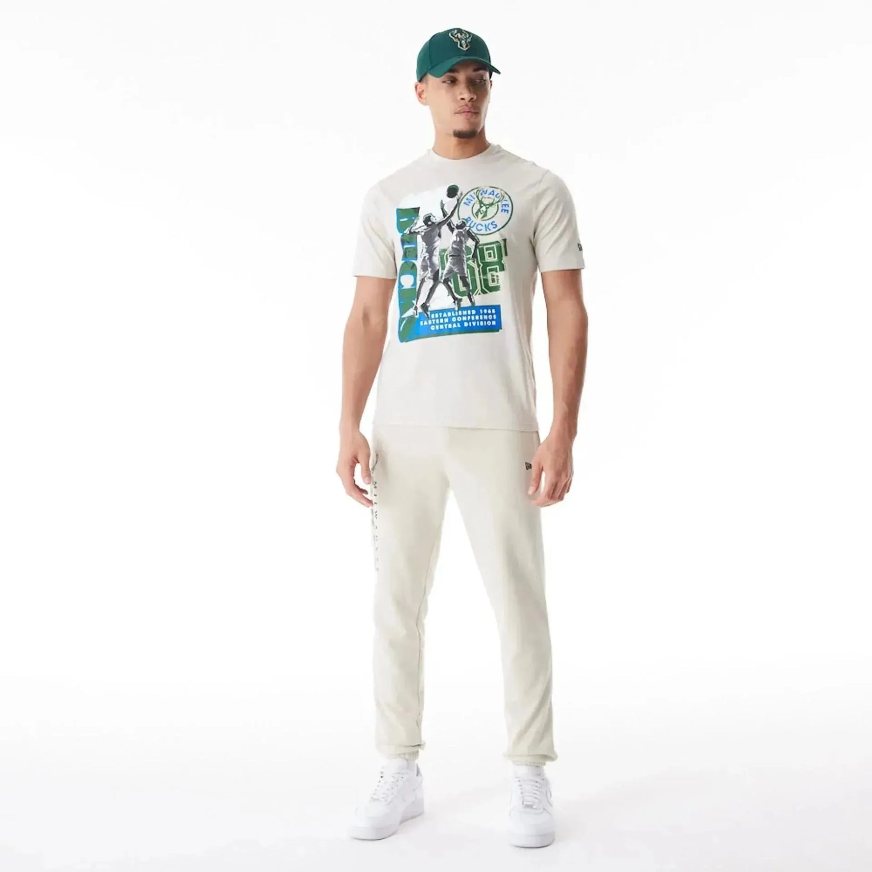 New Era Milwaukee Bucks NBA Player Graphic Cream Póló - Sportmania.hu