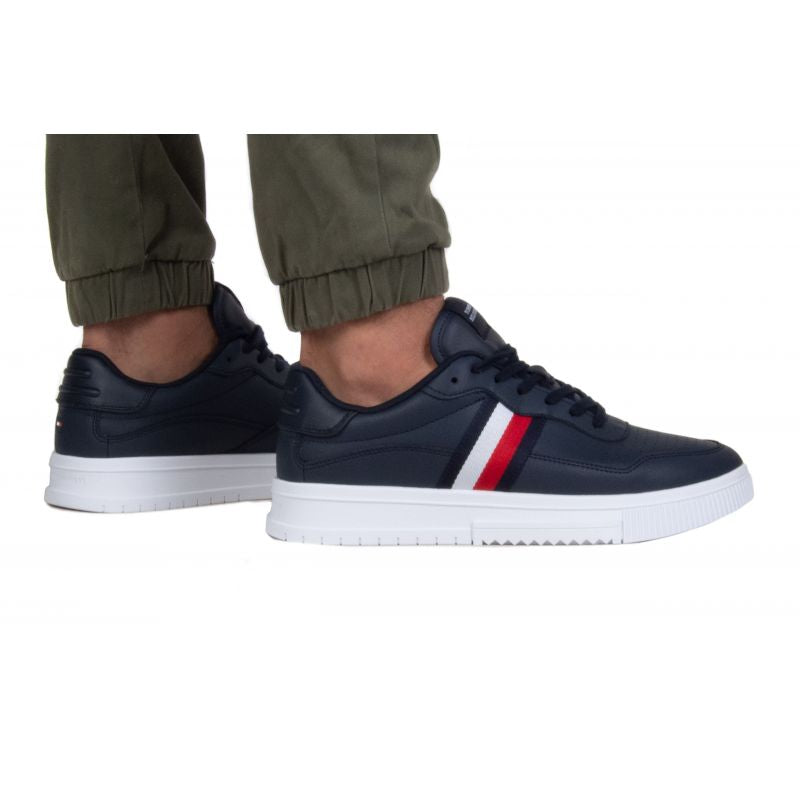 Tommy Hilfiger Supercup Leather Stripes M FM0FM04824 DW5 Cipő - Sportmania.hu