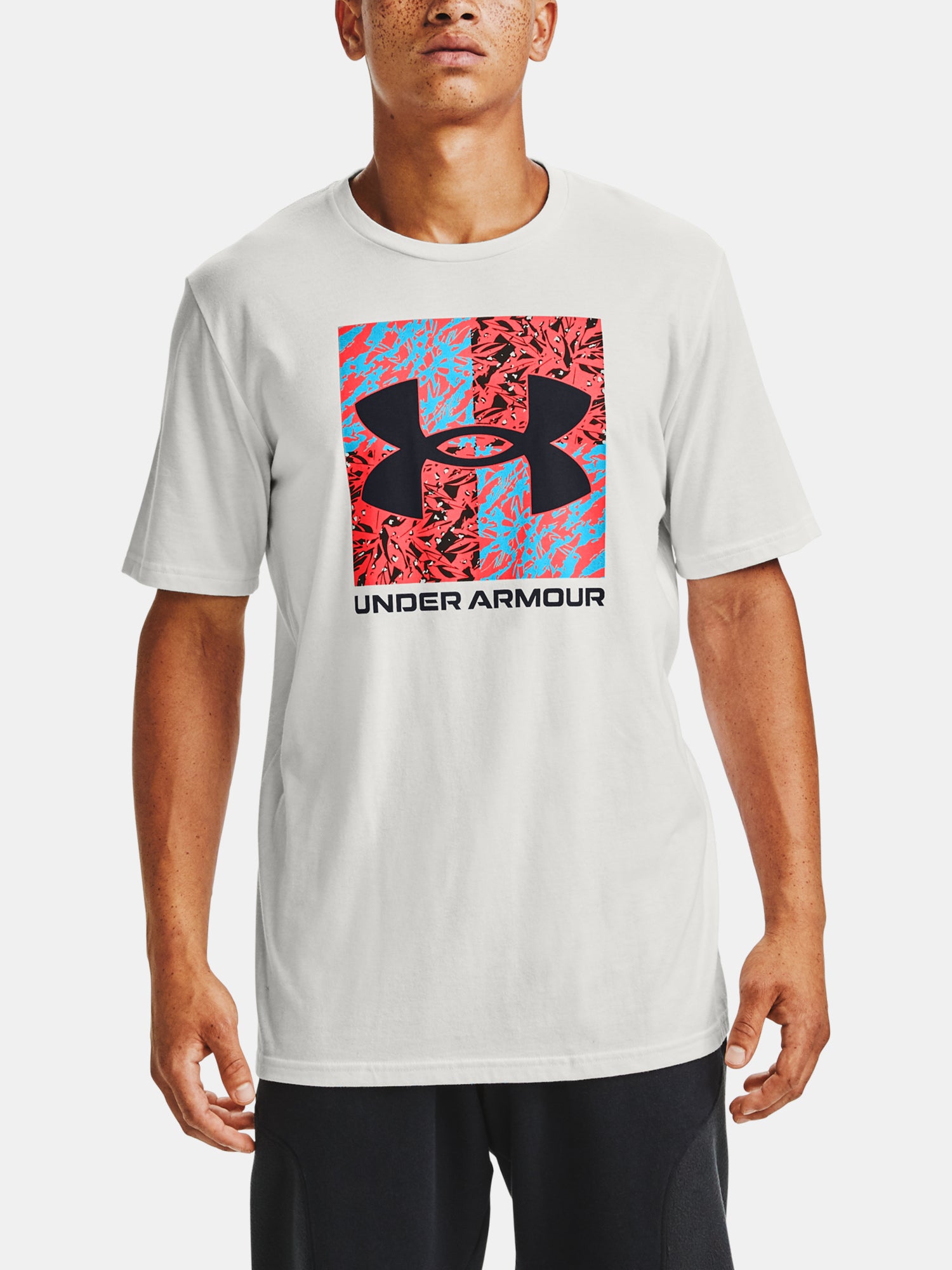 Under Armour SHATTERED BOX LOGO SS férfi póló, fehér
