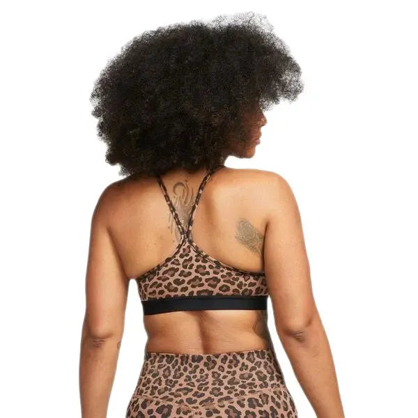 Nike Indy-Womens Light-Support 1-Piece Pad V-Neck Leopard Print Sports Bra Sportmelltartó - Sportmania.hu