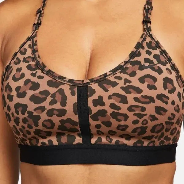 Nike Indy-Womens Light-Support 1-Piece Pad V-Neck Leopard Print Sports Bra Sportmelltartó - Sportmania.hu