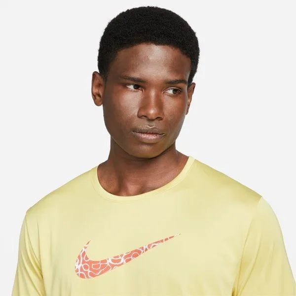 Nike_ M NK DF WR MILER PR SS Mens Short-Sleeve Running Top Póló - Sportmania.hu