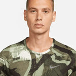 Nike_ Nike Dri-FIT Miler-Men\'s Short-Sleeve Camo Running Top Póló - Sportmania.hu
