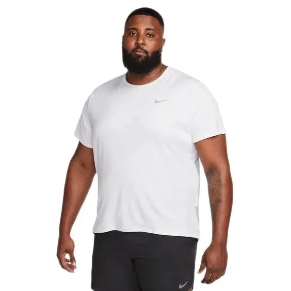 Nike_ Nike DRI-FIT UV MILER MEN\"S SH Póló - Sportmania.hu