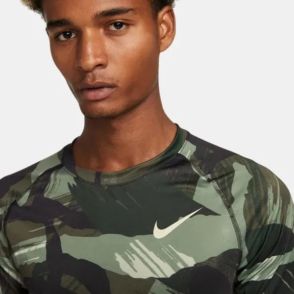 Nike_ Nike Pro Dri-FIT-Men\'s Short-Sleeve Slim Camo Top Póló